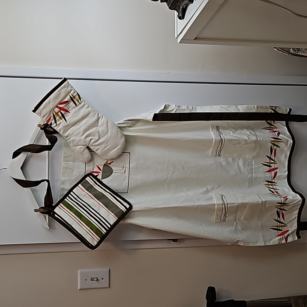 Tag Set of 3 pieces Apron and Potholder And Oven Mitt